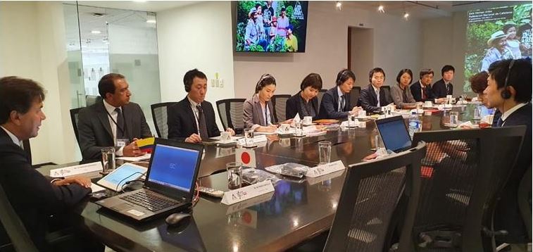 personas reunidas en sala de juntas