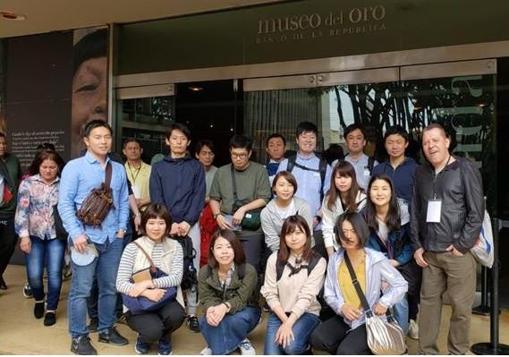 personas en museo de oro Colombia
